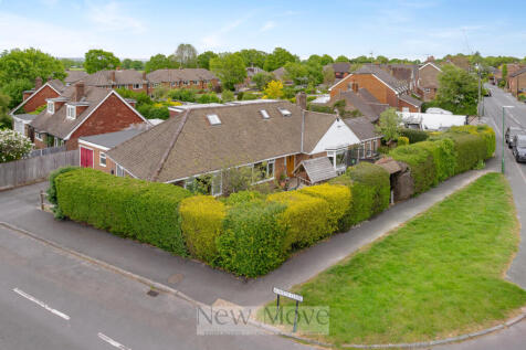 Charming four bedroom chalet bungalow in the hear
