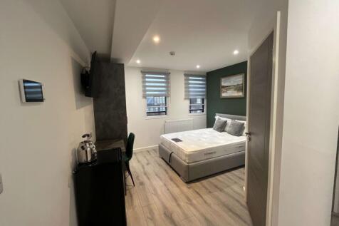 Cross Street - Room 22