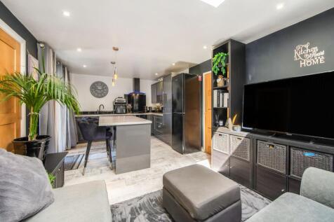 KITCHEN/FAMILY ROOM