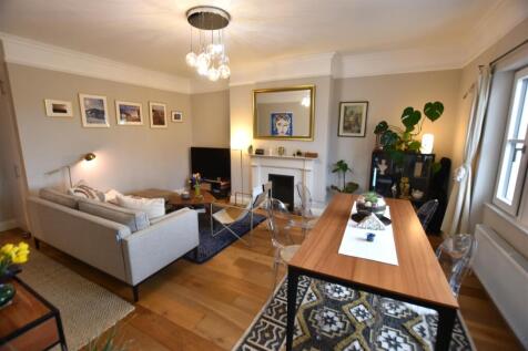 Living room (2).JPG