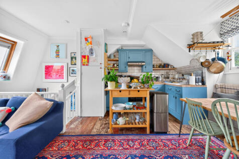 3-bed flat on Wandsworth Bridge Road, London, SW6, £3,000/mo