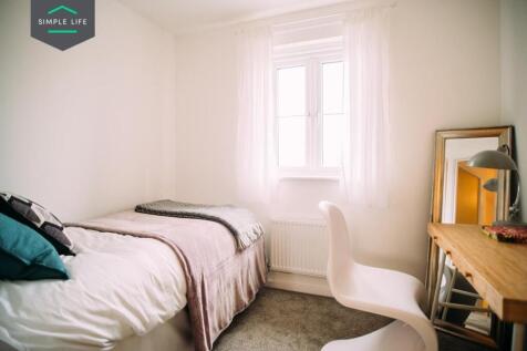 Dee_bedroom2.jpg