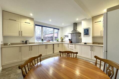 Spacious Dining Kitchen 705