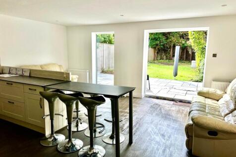 5-bed semi-detached on Parker Road, CENTRAL WINTON Near Waitrose & Lidl, £3,000/mo