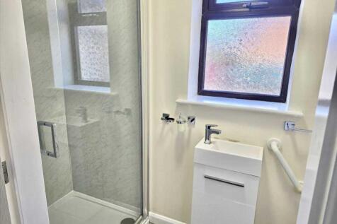 EN-SUITE SHOWER ROOM