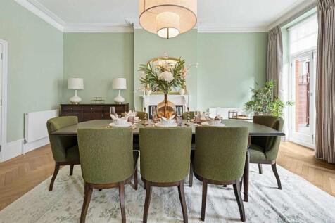 4 bedroom 2nd Floor Flat in St Georges Court photo 4