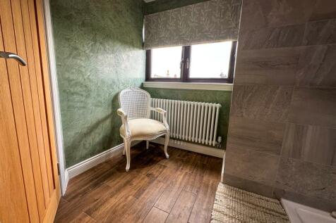 ALTERNATE VIEW OF EN-SUITE