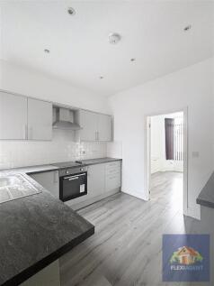 14 Gordon Street, Southport photo 3