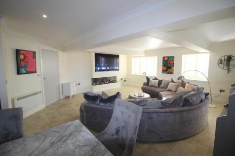 Elizabeth Court, Lounge Kitchen 1.JPG