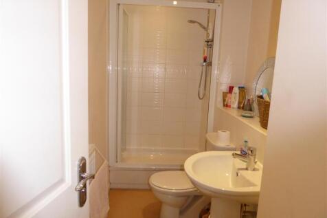 5 Hornbeam House ensuite.JPG