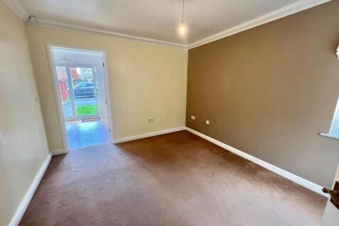 Coppice Drive, Huddersfield photo 5