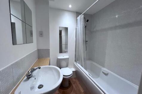 9 Glover Road bathroom.jpg