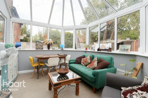 1-bed flat on Garland Way, CATERHAM, £950/mo