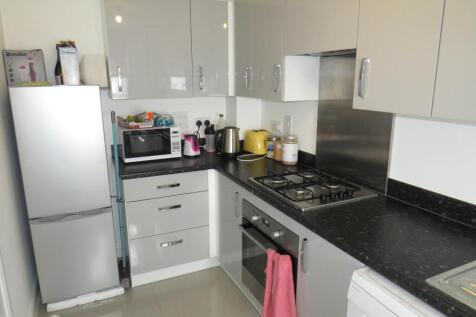 Fullbrook Drive, RG21 photo 3