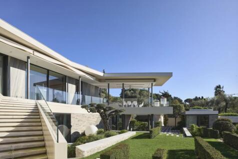 A main villa with guest house, sea views, Cap d'An