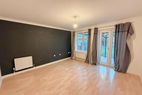2 DOUBLE BEDROOM HOUSE WITH GARDEN - Magnolia Gardens, Edgware HA8 photo 5
