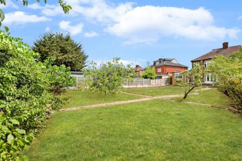 Chalgrove Crescent, Clayhall, IG5 photo 4