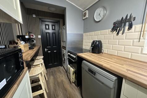 Renovated // Kesteven St // 4 Bed // 2 Bath // JUL 2027 photo 4
