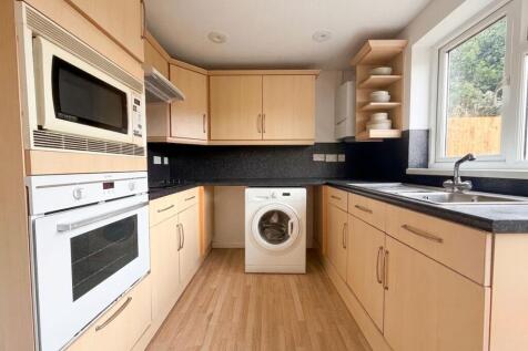 Sycamore Avenue, Horsham, RH12 photo 3