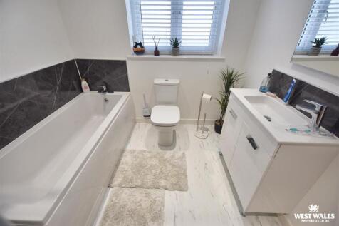 4 - 2025-11-13T210501.199.jpg