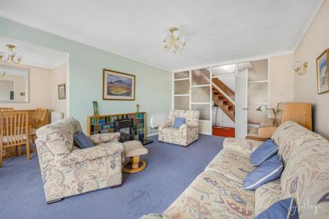 'L' shaped lounge/dining room