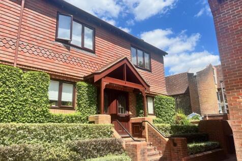 2-bed house on Borelli Mews, Farnham, GU9 7YZ, £1,550/mo