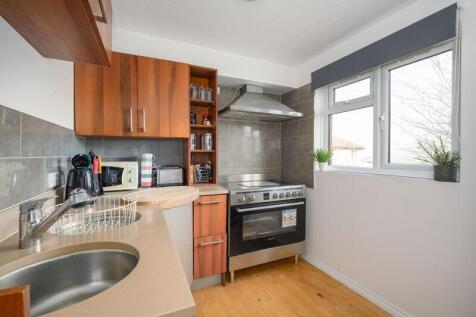 Shaw Drive, Walton-on-Thames photo 3