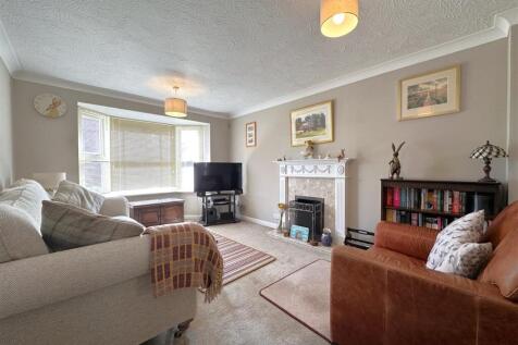 Bay-Fronted Lounge 954