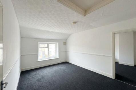 Room 1 - Stoneleigh Avenue, Enfield EN1 4HH photo 4