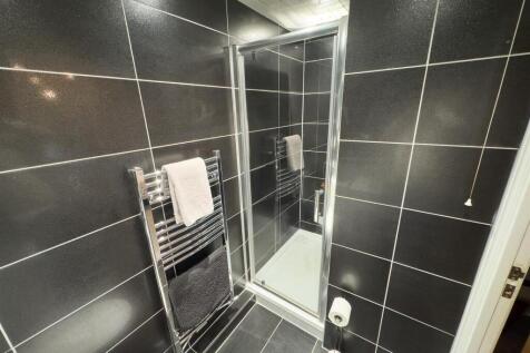 First Floor Bedroom En Suite (3).jpg