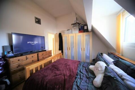 2-bed flat on Headingley Lane, Headingley, Leeds, £2,050/mo