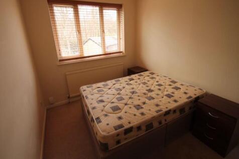 Neat single bedroom with a window allowing dayl...