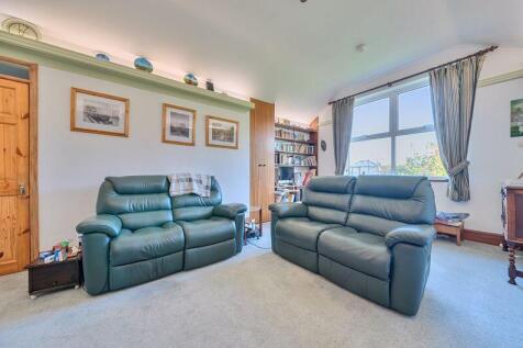 Reception or bedroom 5 angle 2