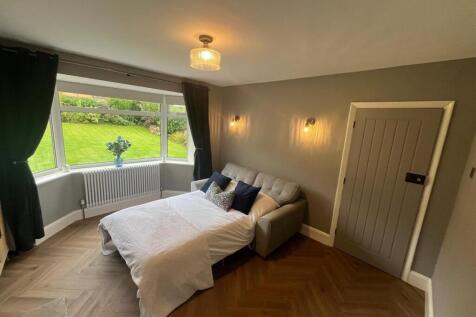 Sitting room bedroom 1.jpg