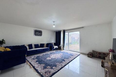 Living area/dining area
