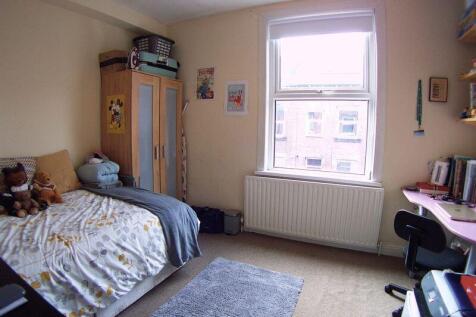Welton Grove, Hyde Park, Leeds photo 4