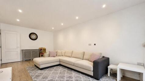 3 bedroom for Rent By Barrain London Estate Agency