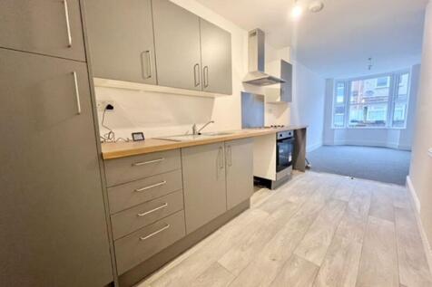 Kitchen to lounge diner