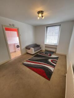One bedroom flat to rent close to shopping &amp; tran