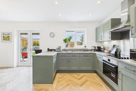 CAM04201G0-PR0108-STILL008