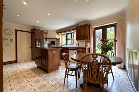 Spacious Dining Kitchen 255