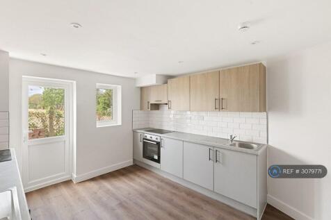 Studio flat on Priory Road, Hampton, TW12, £795/mo