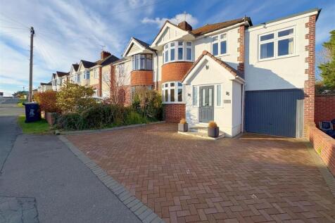 Front shot of property and driveway (2).jpg