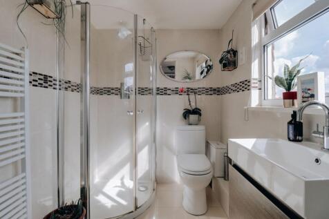 Second floor en-suite bathroom