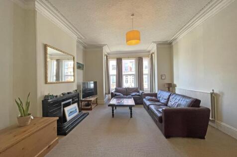 Beechwood Avenue 26 - GFF Lounge Front.jpg