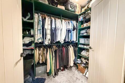 WALK-IN DRESSING ROOM