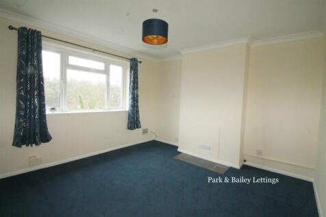 2 bedroom Top Floor Maisonette in Caterham Valley photo 4