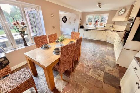 Kitchen / Dining Area