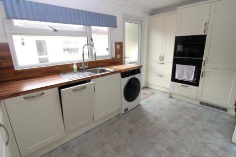 Kitchen 2.JPG