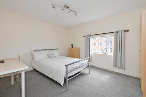 Bright, neatly presented double bedroom with a ...